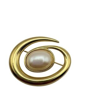 Elegant Monet Gold Tone Swirl Galaxy Faux Pearl Vintage Brooch